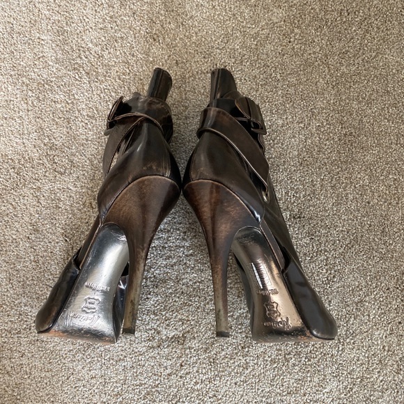 MARCIANO BY GUESS OPEN TOE BUCKLED BROWN/BRONZE DISTRESSED HEELS…SIZE 10M - Picture 7 of 11